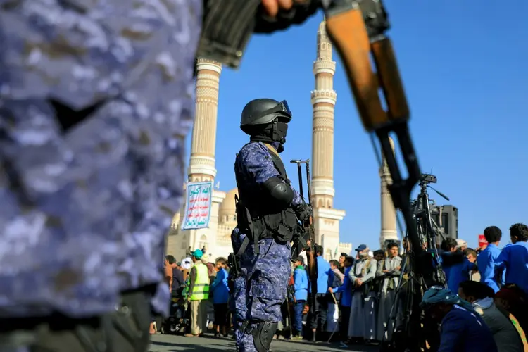 Forças de segurança observam protesto contra Israel e EUA em Sanaa em 26 de janeiro de 2024 (AFP/AFP)