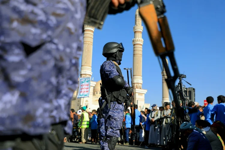Forças de segurança observam protesto contra Israel e EUA em Sanaa em 26 de janeiro de 2024 (AFP/AFP)