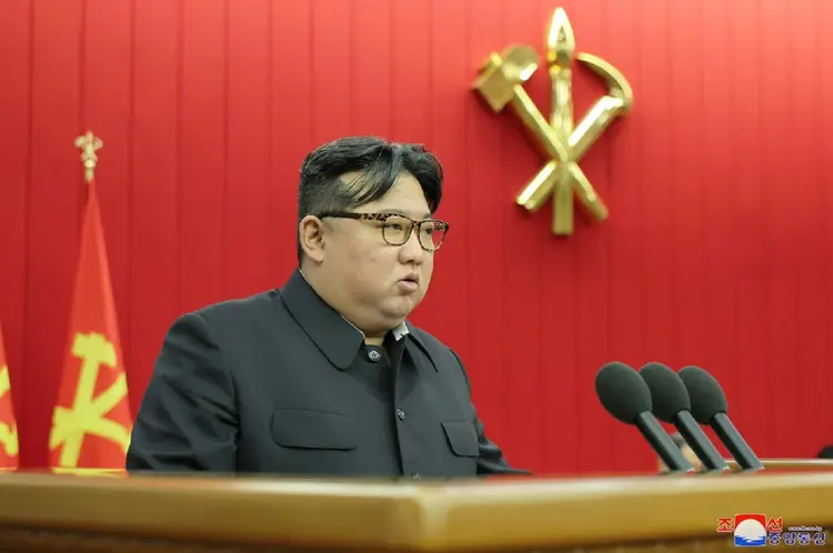 Kim Jong Un: líder também inspecionou "a construção de um submarino nuclear" e discutiu questões relacionadas com a fabricação de navios (AFP/AFP Photo)