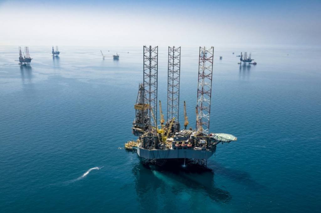 Aramco: gigante do petróleo aumenta dividendos para US$ 31 bi mesmo com lucro líquido 25% menor