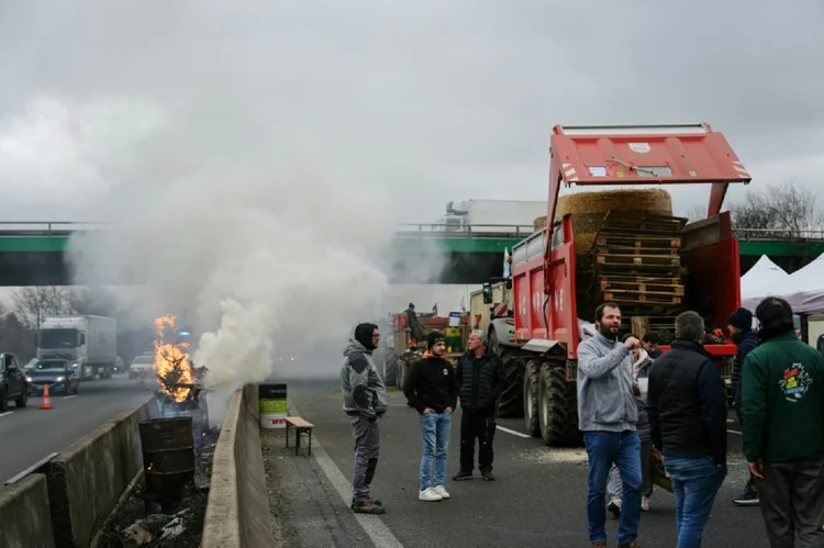 Protesto de agricultores: Com o bloqueio das estradas de acesso à capital francesa, os manifestantes lutam, principalmente, pela supressão da obrigação de deixar 4% das terras aráveis (AFP/AFP Photo)