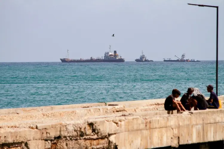 Venezuela: Reboques movem o petroleiro President, ancorado há dois anos na baía de Pampatar na ilha Margarita (AFP Photo)