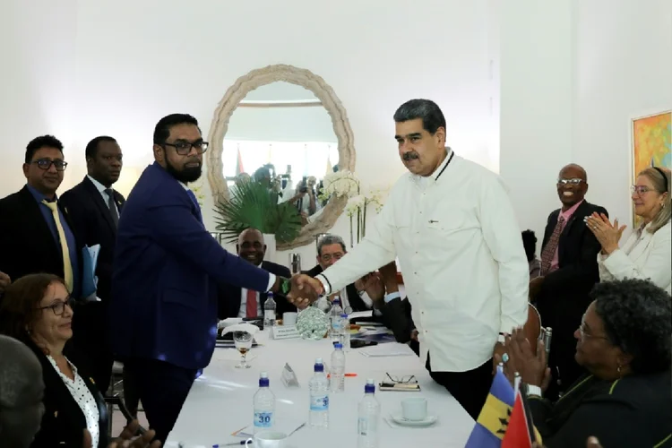 Essequibo: Guiana e Venezuela disputam território com riquezas naturais (Patrick Fort e Denis Chabrol/AFP Photo)