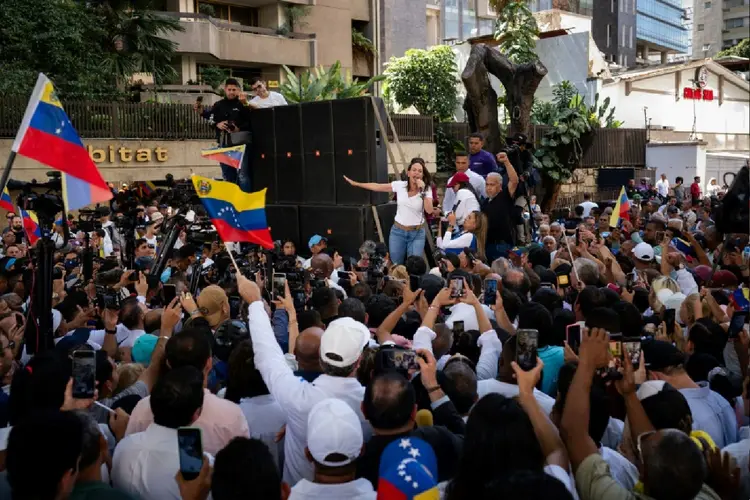 Venezuela: manifestação que comemora a queda da ditadura militar em 1958, na praça Altamira de Caracas em 23 de janeiro de 2024 (Barbara Agelvis/AFP Photo)