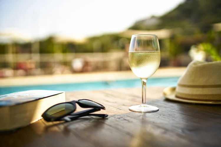 vinho branco taça bebida verão calor (Westend61/Getty Images)