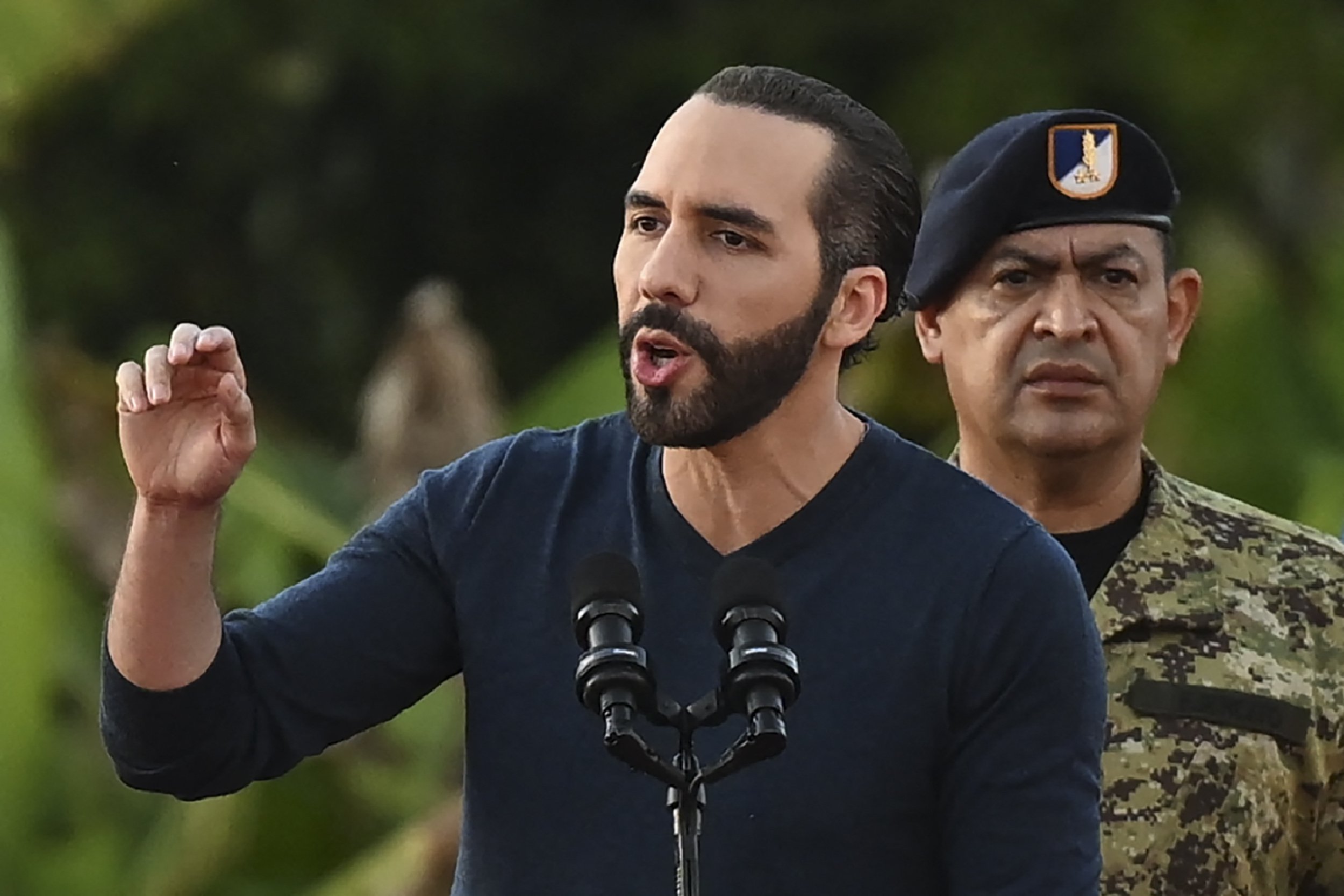 Bukele troca Bitcoin por IA e cria política extrema para o uso da tecnologia