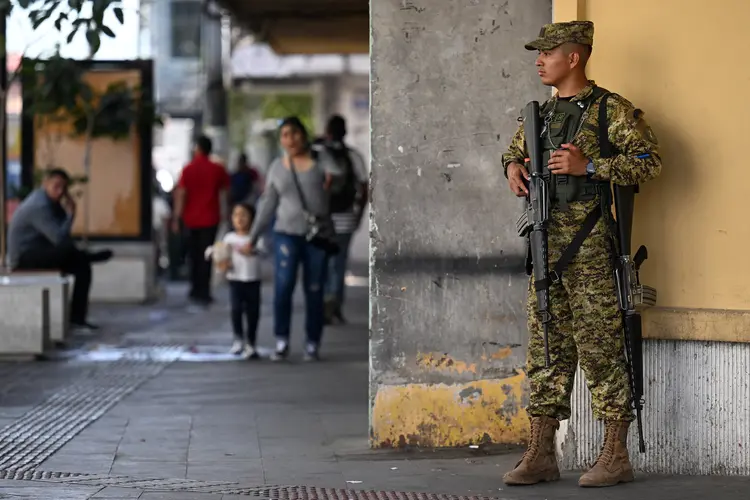 Soldado patrulha rua de San Salvador: El Salvador reelegeu o presidente Nayib Bukele, que adotou linha-dura contra a violência e retirou direitos civis (Marvin Recinos/AFP)