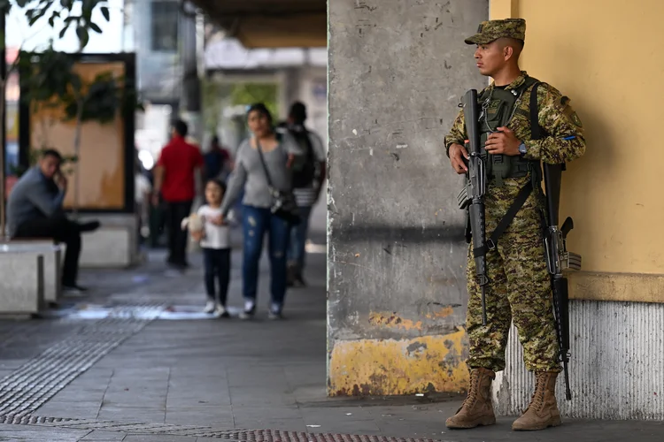 Soldado patrulha rua de San Salvador: El Salvador reelegeu o presidente Nayib Bukele, que adotou linha-dura contra a violência e retirou direitos civis (Marvin Recinos/AFP)