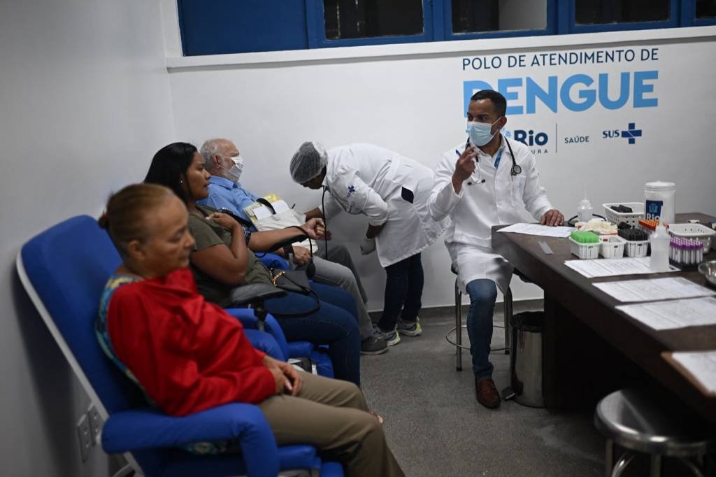 Vacina contra dengue: ministra diz que espera chegada de doses para começar imunização