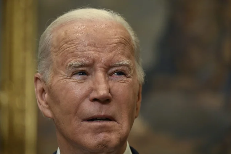 Ontem, Biden disse a jornalistas que a Casa Branca analisa as duas versões (Andrew Caballero-Reynolds/AFP)