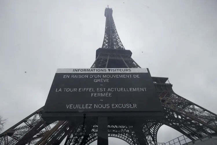 Ambos os sindicatos convocaram a greve para “denunciar a atual gestão” do monumento (GEOFFROY VAN DER HASSELT/AFP)