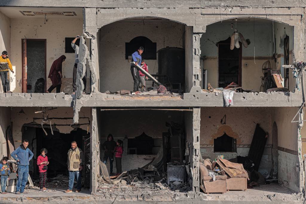 Israel bombardeia Rafah, em Gaza, em meio a negociações de trégua