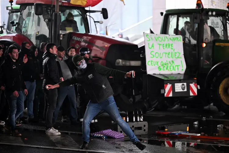 A presidência da UE, atualmente ocupada pela Bélgica, reconheceu que as preocupações dos agricultores incluem o ônus de respeitar políticas ambientais (JOHN THYS/AFP)