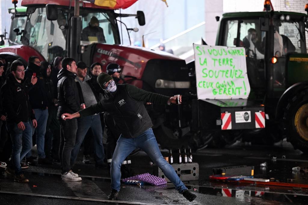 Agricultores protestam na sede da UE, onde ministros de Agricultura se reúnem