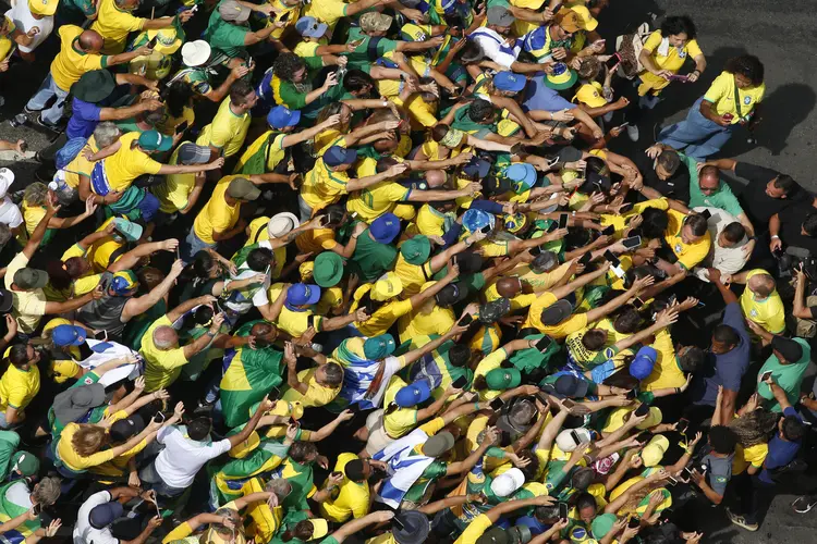 Manifestação: Jair Bolsonaro, ex-presidente do Brasil, chega a ato na Paulista (Miguel SCHINCARIOL/AFP Photo)