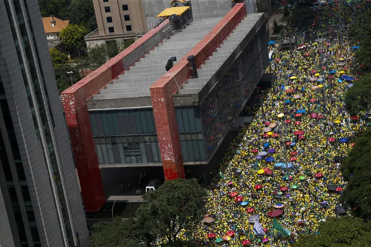 Ato na Paulista: apoiadores de Bolsonaro usam verde e amarelo e pedem impeachment de Lula (Miguel SCHINCARIOL/AFP Photo)