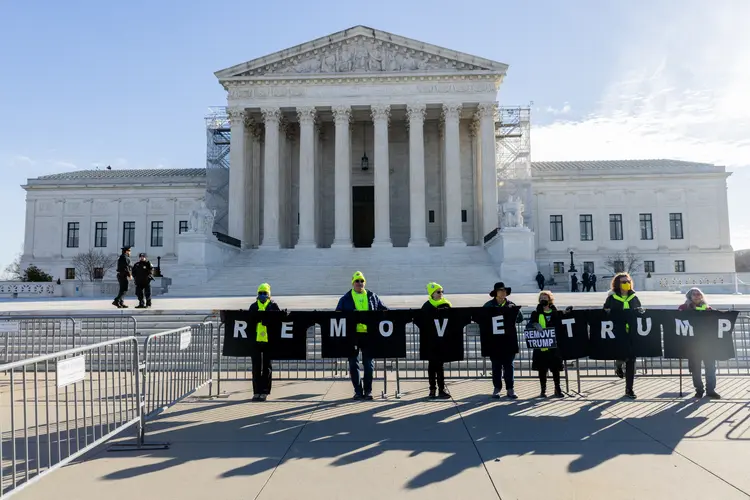 Manifestantes em frente à Suprema Corte, em Washington (Julia Nikhinson//AFP)