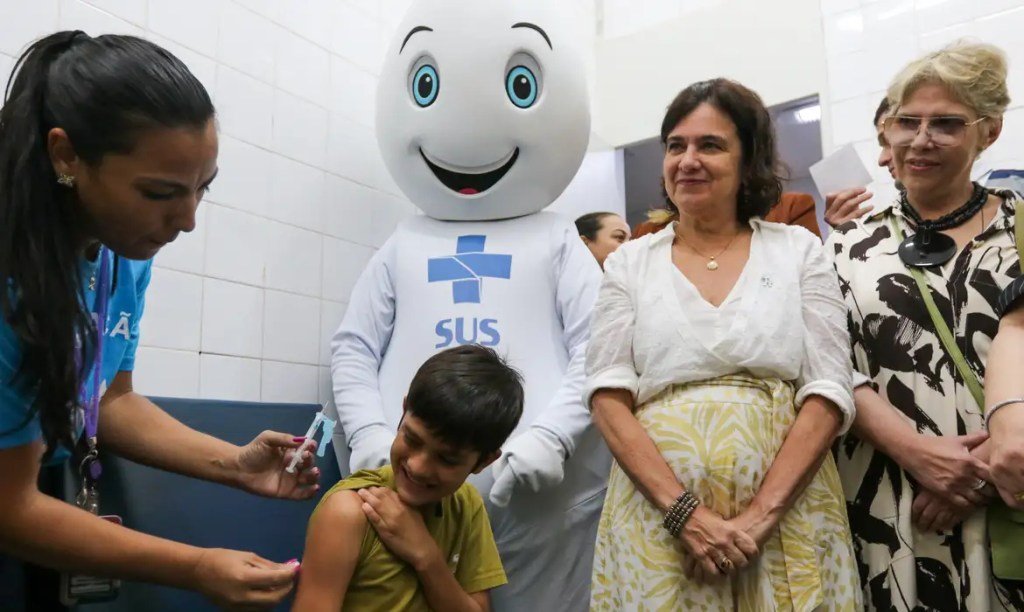 Brasil inicia vacinação de crianças contra dengue no SUS; veja quem pode ser imunizado
