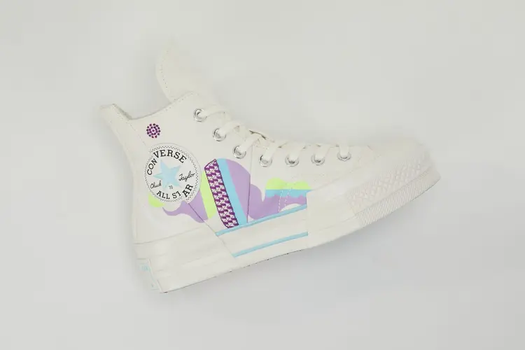 Em 2024, a Converse aposta mais uma vez em uma coleção celebrando o Carnaval, com itens exclusivos em sua linha de produtos (Converse/Divulgação)