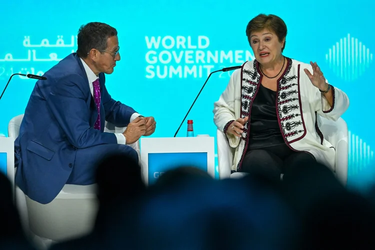 A diretora-gerente do Fundo Monetário Internacional (FMI), Kristalina Georgieva (R), fala durante a Cúpula Mundial de Governos em Dubai em 12 de fevereiro de 2024 (Ryam Lim/AFP)