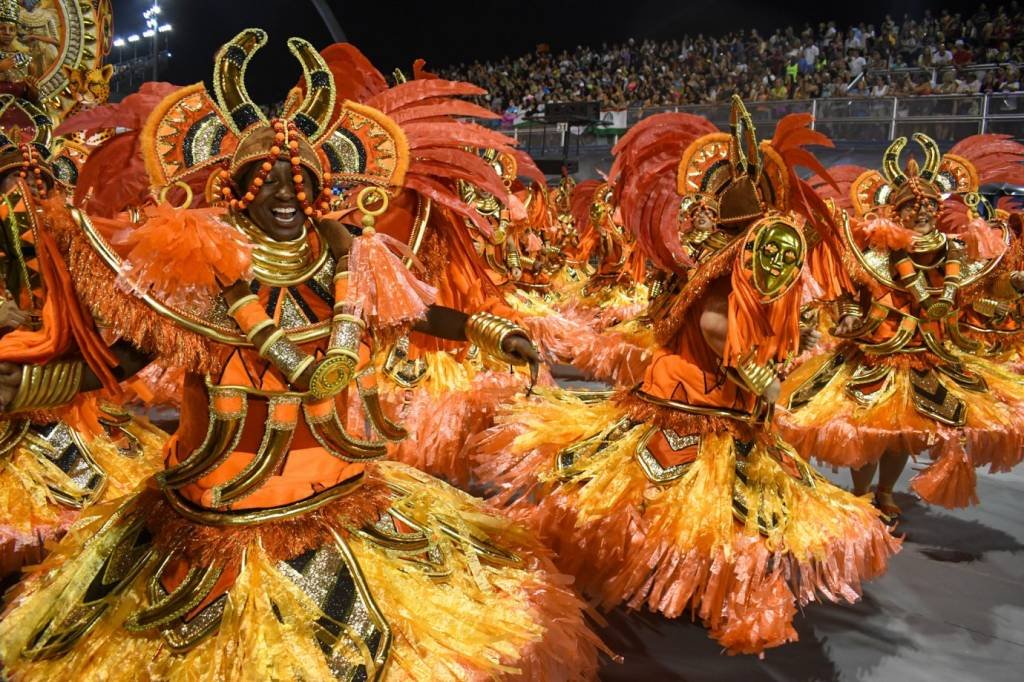 Carnaval de SP 2024 1º dia de desfiles homenageia de Adriano Imperador