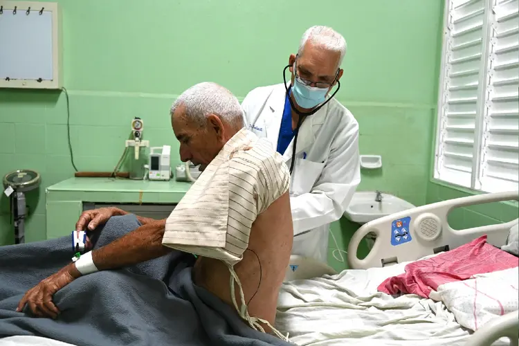 Cardiologista Alexey López examina paciente em hospital de Havana (Yamil Lage/Getty Images)