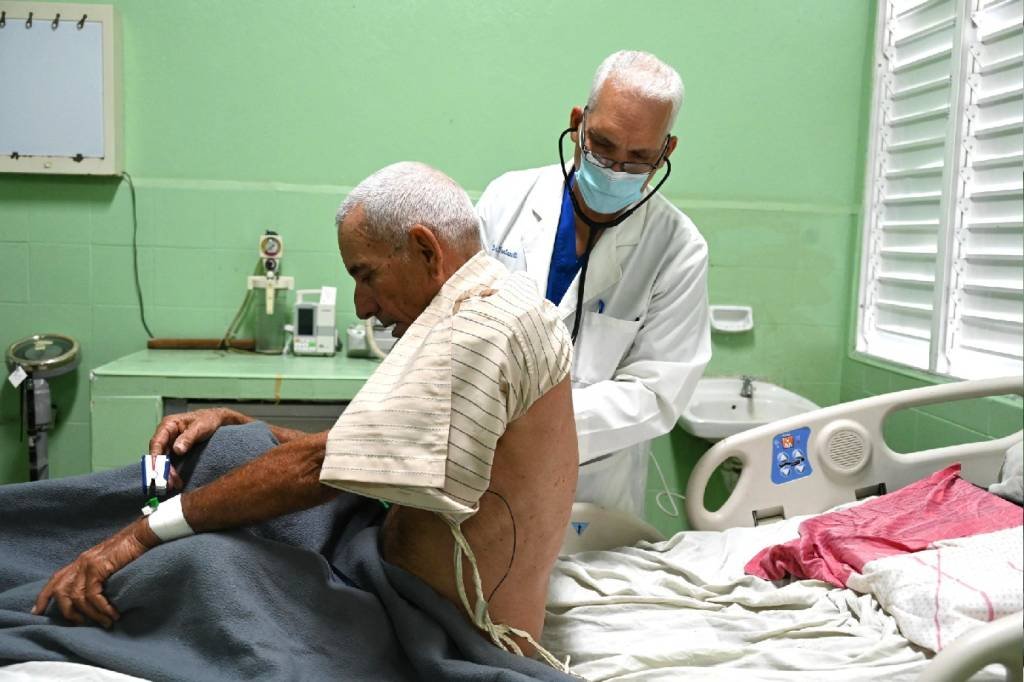 Cuba promove incentivos salariais para médicos permanecerem no país