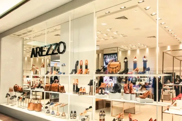 O e-commerce da empresa terminou 2023 com uma receita bruta de cerca de R$ 1,4 bilhão (Arezzo/Divulgação)
