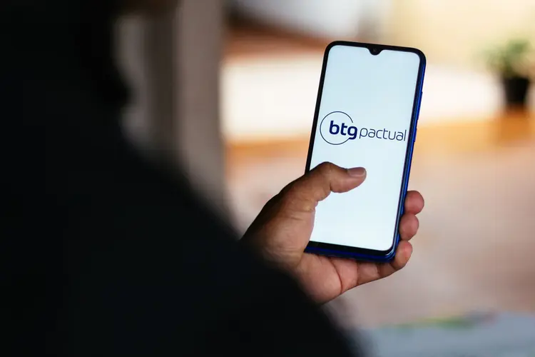 BRAZIL - 2020/10/29: In this photo illustration the BTG Pactual logo seen displayed on a smartphone. (Photo Illustration by  via Getty Images) (Rafael Henrique/SOPA Images/LightRocket/Getty Images)