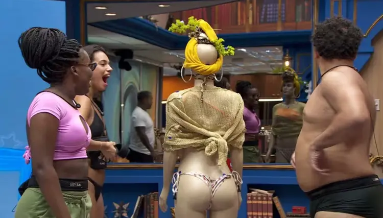 Brothers se surpreendem com boneca carnavalesca deixada na sala (Globo / Gshow/Reprodução)
