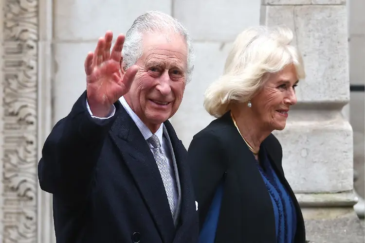 Rei Charles III, monarca do Reino Unido, ao lado da esposa, rainha Camilla (Peter Nicholls/Getty Images)