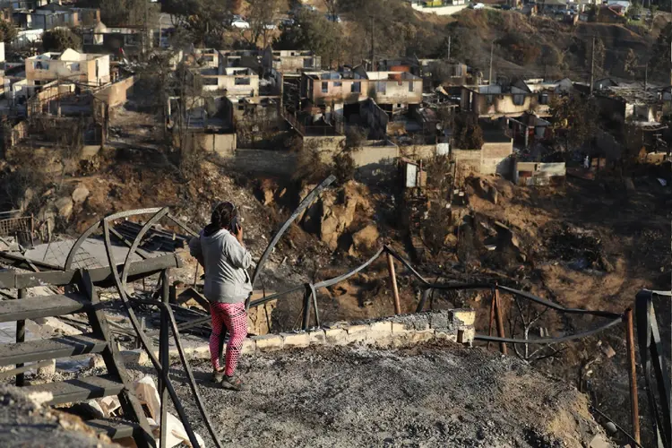 Chile: Vista geral das casas destruídas por incêndios florestais em Vina del Mar, Chile, em 5 de fevereiro de 2024 (Anadolu/Getty Images)