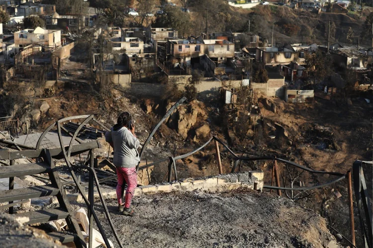 Chile: Vista geral das casas destruídas por incêndios florestais em Vina del Mar, Chile, em 5 de fevereiro de 2024 (Anadolu/Getty Images)