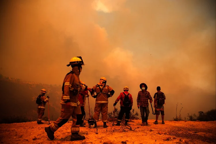 Bombeiros trabalham na zona de incêndio florestal nas colinas da comuna de Quilpe, região de Valparaíso, Chile (Javier Torres/AFP Photo)