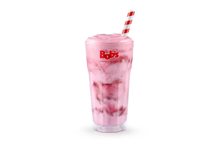 Caipishake do Bob's, drink alcoólico feito com milkshake e cachaça é vendido nos sabores morango e frutas vermelhas (Divulgação/Bob's)