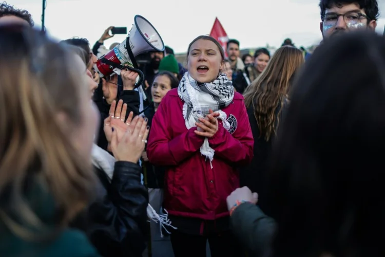 Greta Thunberg chegou a Bordeaux um dia após protestar no sul do país ao lado de opositores ao projeto de construção de uma rodovia (AFP)