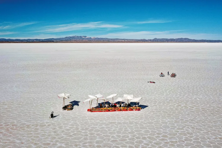 Salar de Uyuni: vulcões, vales de pedras e florestas de cactos formam a paisagem deste imenso deserto de sal a 3.700 metros acima do mar. (Palacio de Sal/Divulgação)