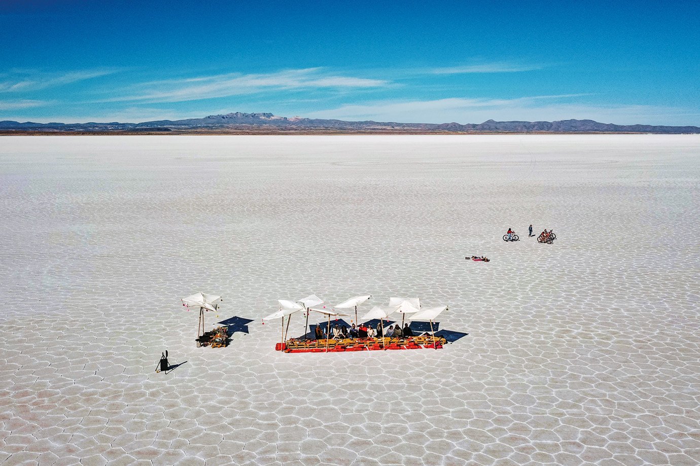 Bolívia tem luxuoso hotel construído com sal no meio do deserto