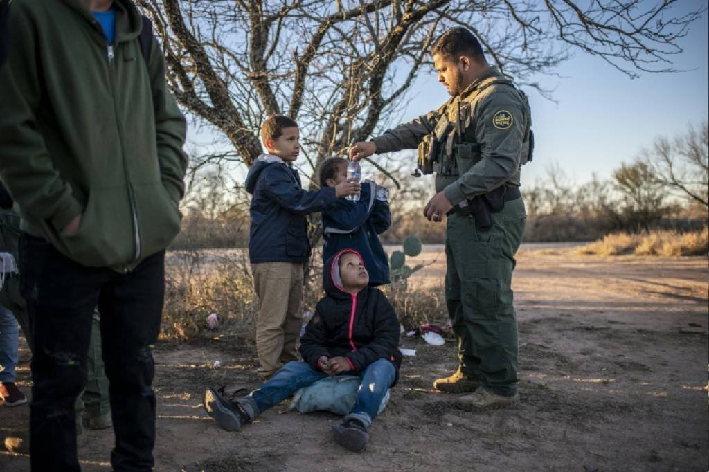 Enquanto Texas e Biden disputam o controle da fronteira, os migrantes seguem atravessando