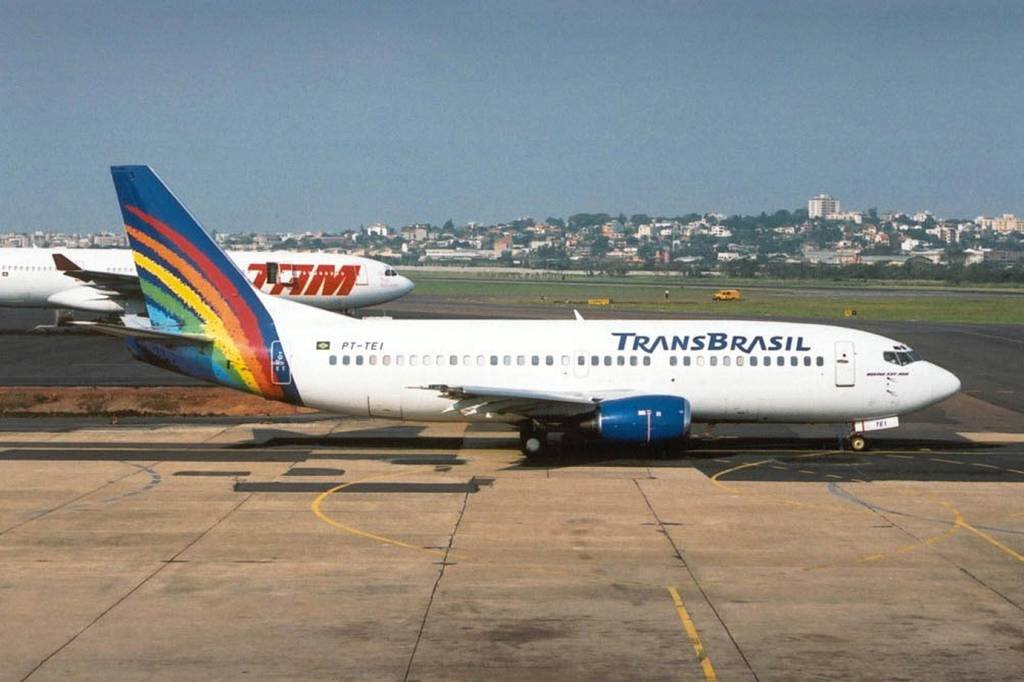 Aviões da Transbrasil e TAM, na pista do Aeroporto Salgado Filho.