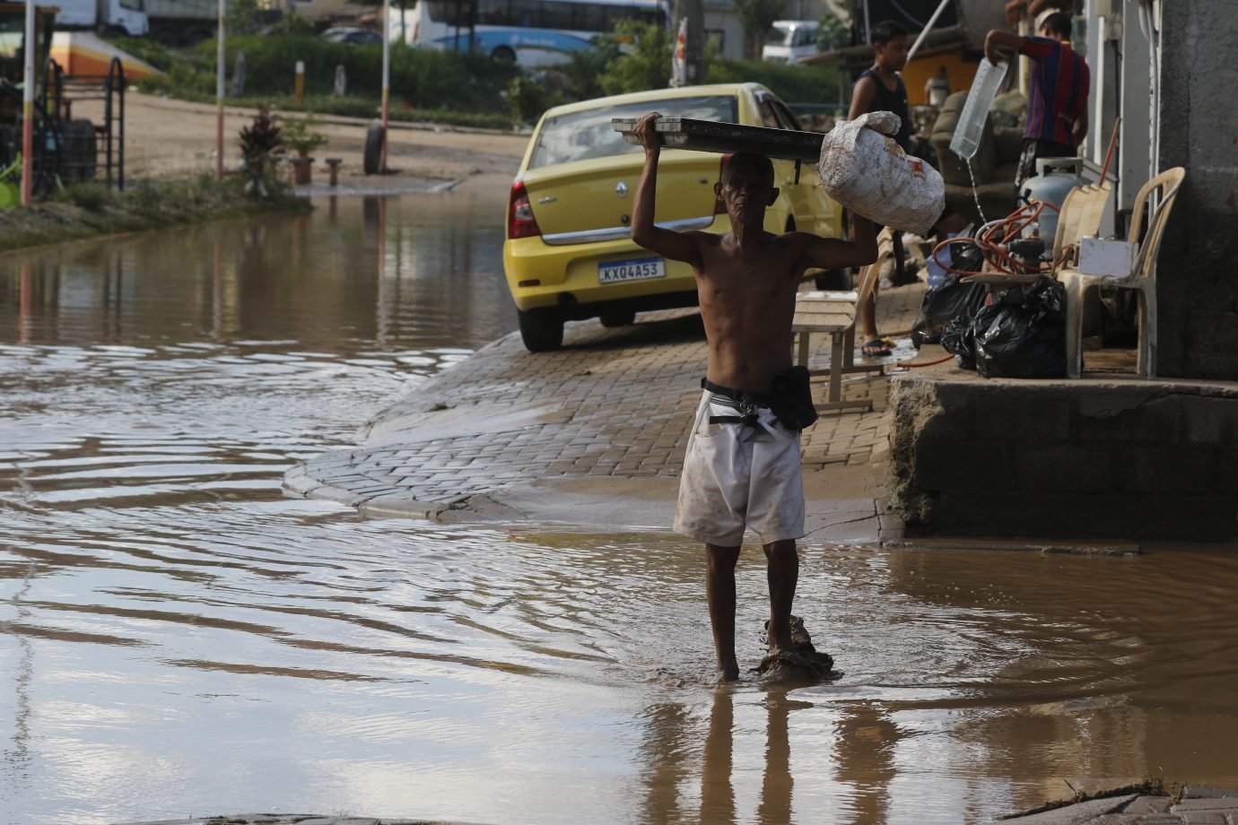 Chuva deixa 8 mortos após enchentes e deslizamentos no RJ