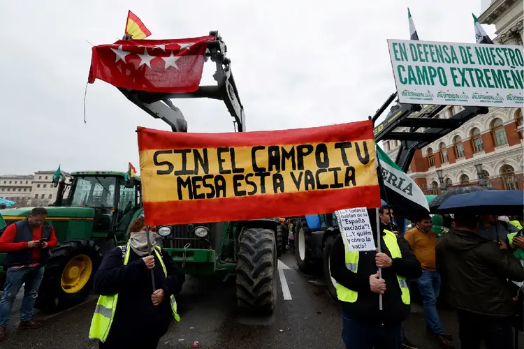 'Sem o campo, sua mesa fica vazia', diz cartaz em protesto de agricultores na Espanha (Oscar Del Pozo/Getty Images)