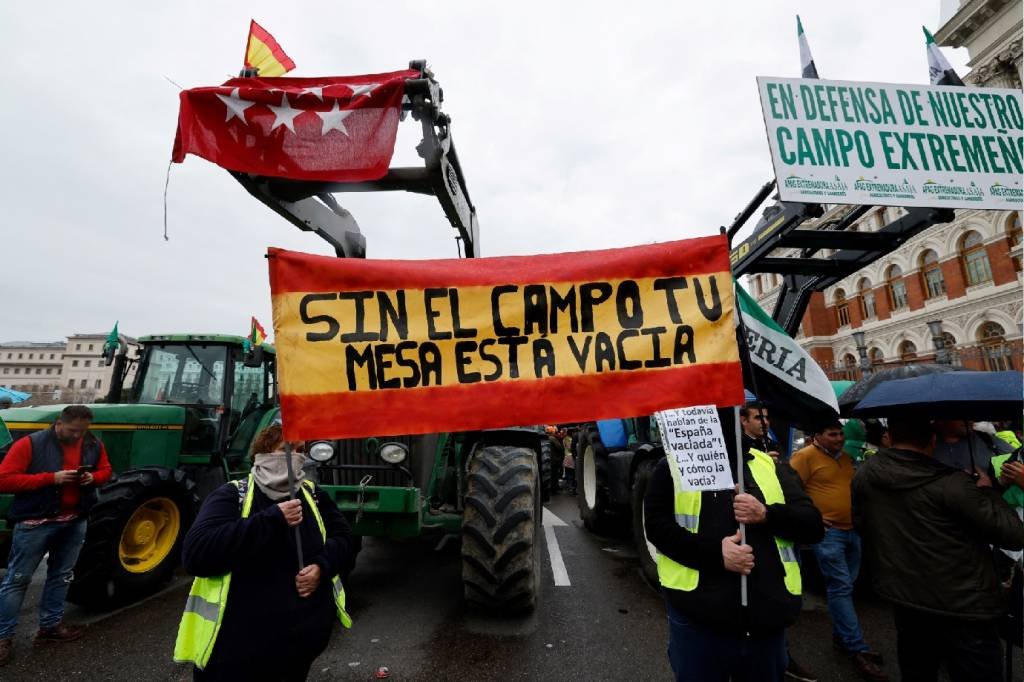 Agricultores protestam com tratores no centro de Madri e pressionam governo por mudanças no setor