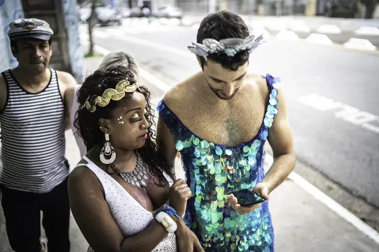 A tecnologia pode garantir maior segurança ao utilizar o celular durante bloquinhos de rua (FG Trade/Getty Images)