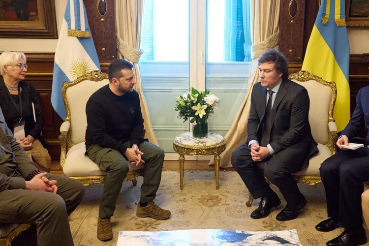 Os presidentes Volodimir Zelensky e Javier Milei, durante viagem do ucraniano a Buenos Aires, em dezembro (Volodimir Zelensky no X)