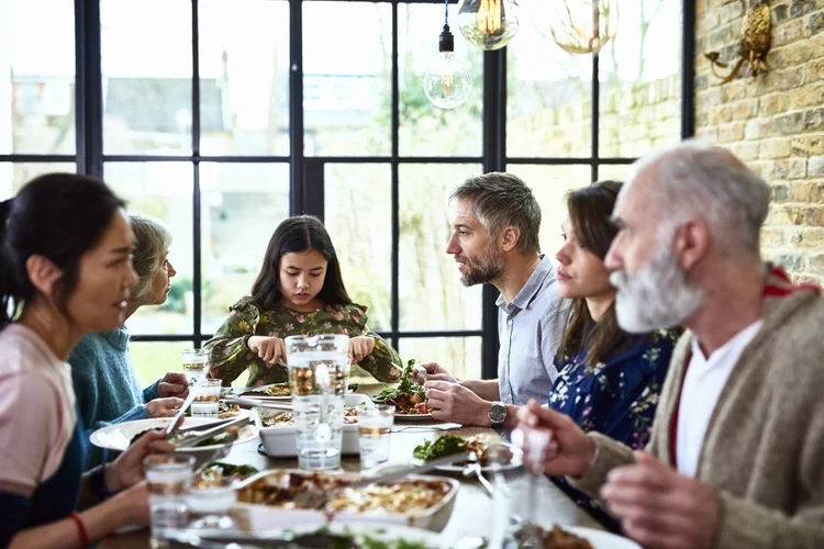 Em uma reunião de família e amigos, o que você fala da empresa onde trabalha pode dizer muito sobre o ambiente de trabalho (Divulgação: 10'000 Hours/Getty Images)