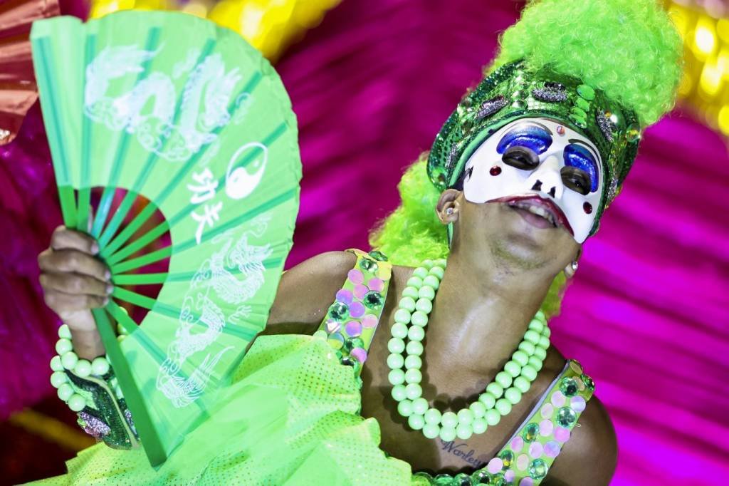 Leques no Carnaval: saiba a origem e significados do acessório
