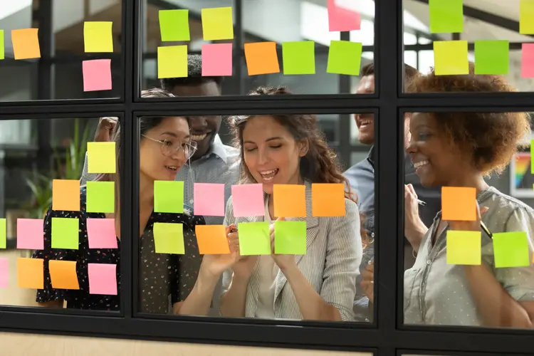 Outro benefício do Kanban é a capacidade de identificar rapidamente quaisquer obstáculos (Divulgação: fizkes/Getty Images)