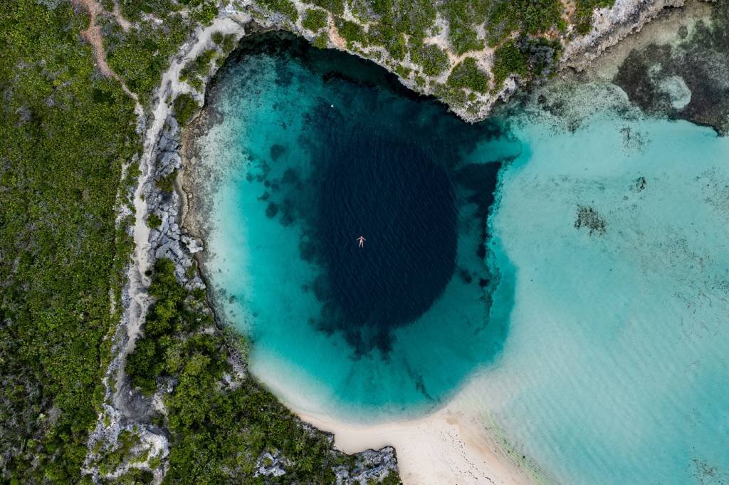 “Grande Buraco Azul”: o que foi encontrado no fundo da cratera misteriosa no Mar do Caribe?