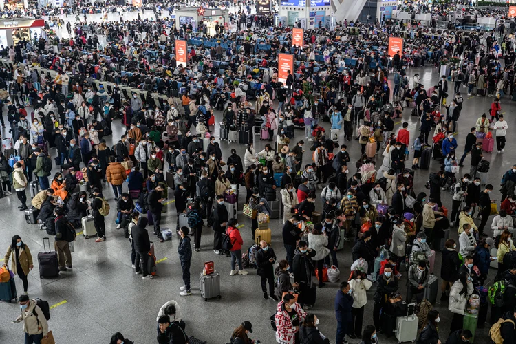 Trabalhadores urbanos enfrentam estações lotadas para voltar às suas cidades